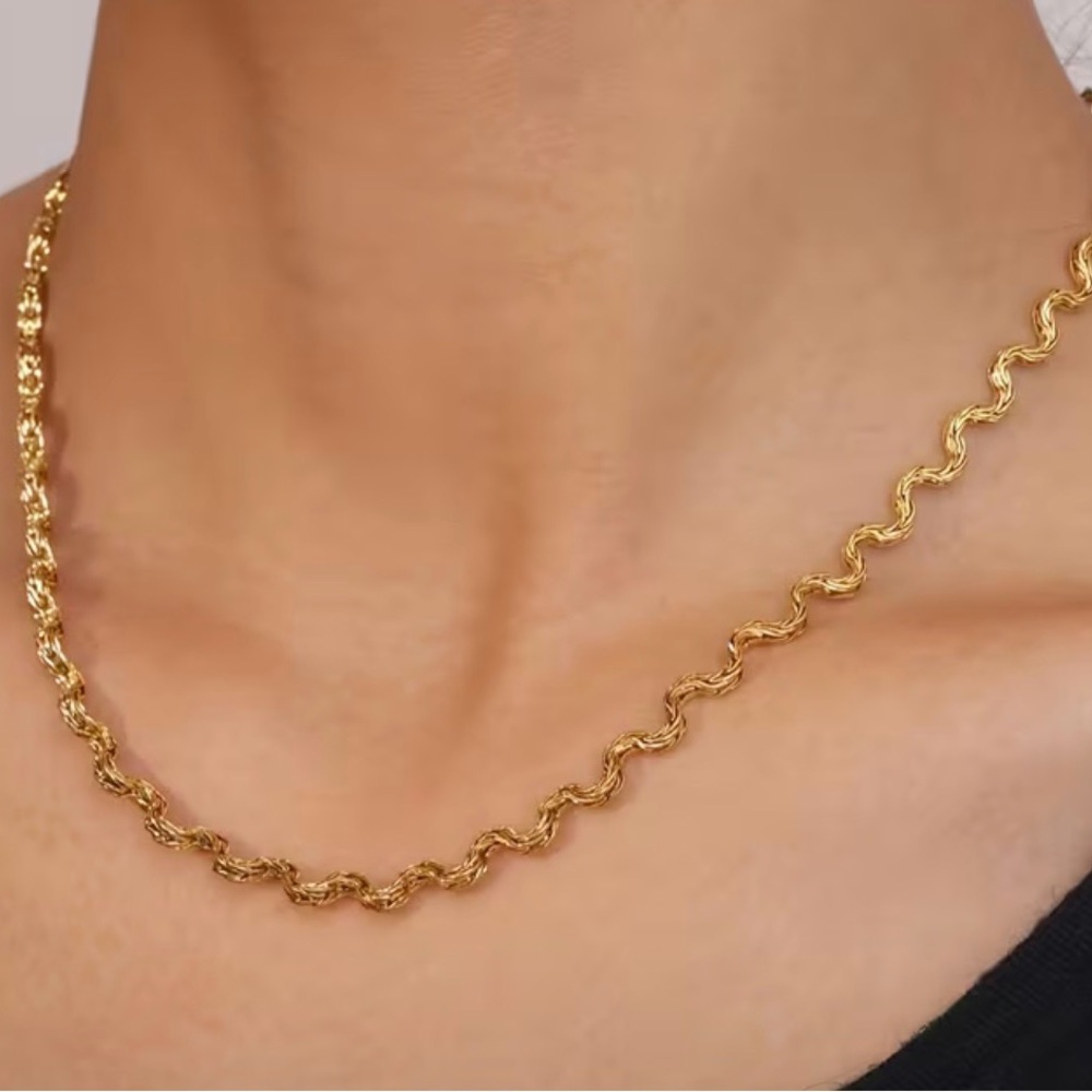 Gold Wavy Rope Necklace for Women - Sculpted Chain Statement